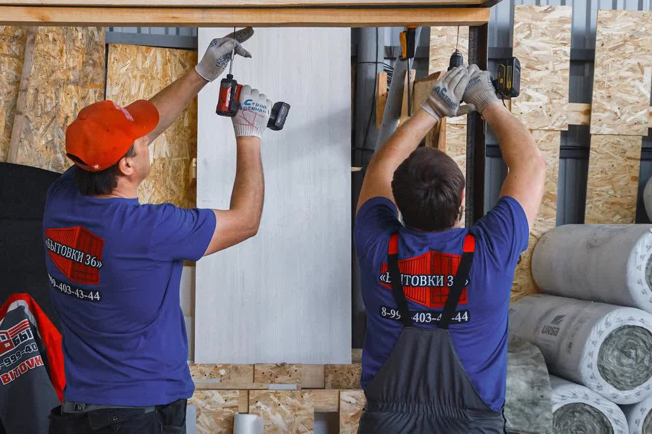 Монтаж потолка бытовки